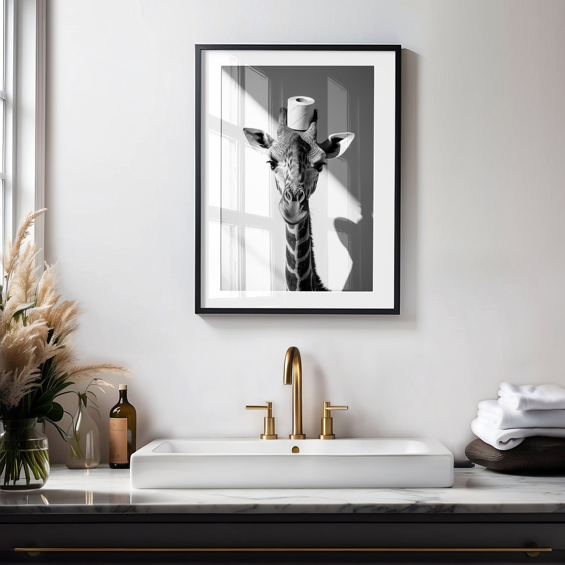 Giraffe mit einer Toilettenpapierrolle auf dem Kopf - Poster Badezimmer Bilder Lustig