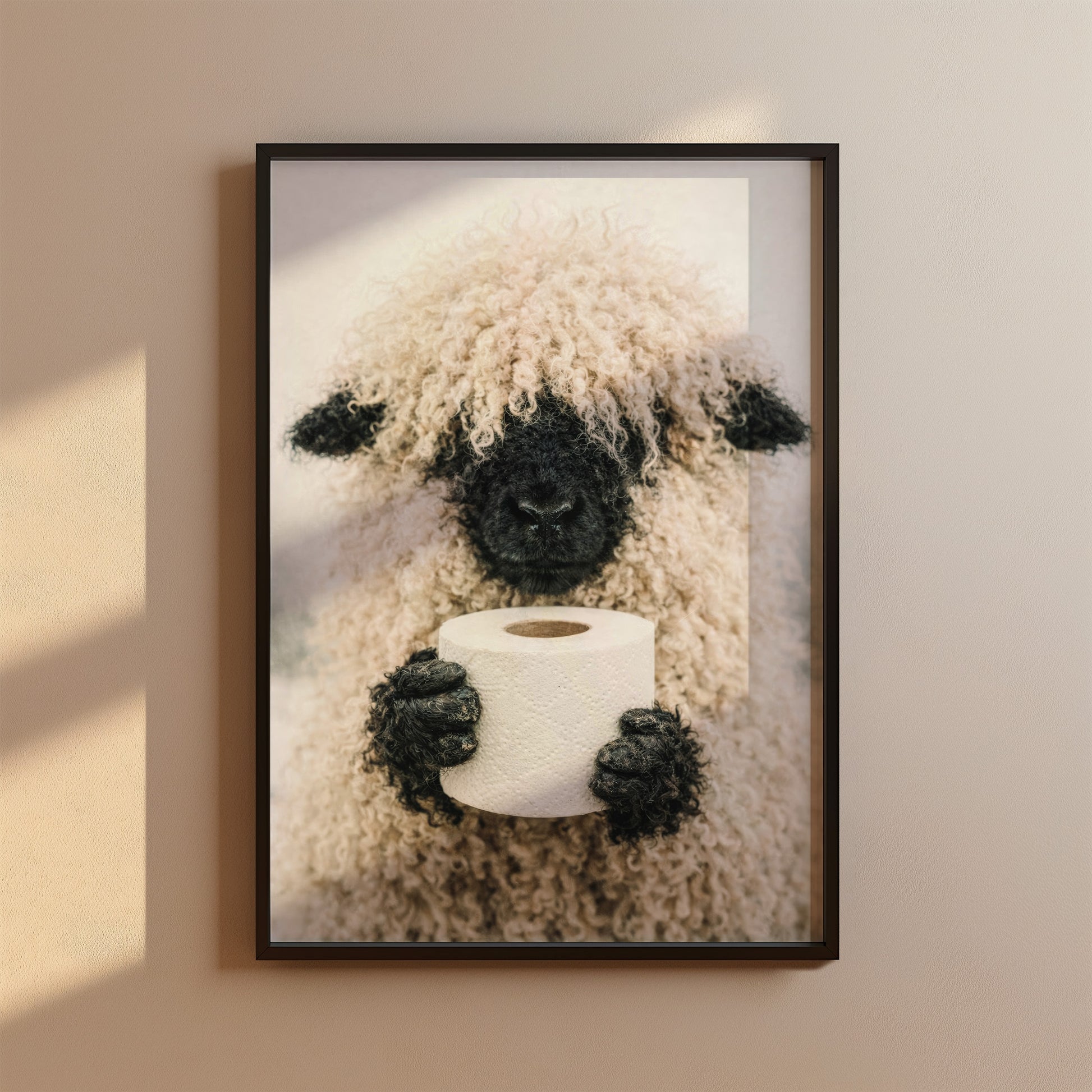 Lustiges Badezimmer Poster - Schaf hält Klopapierrolle