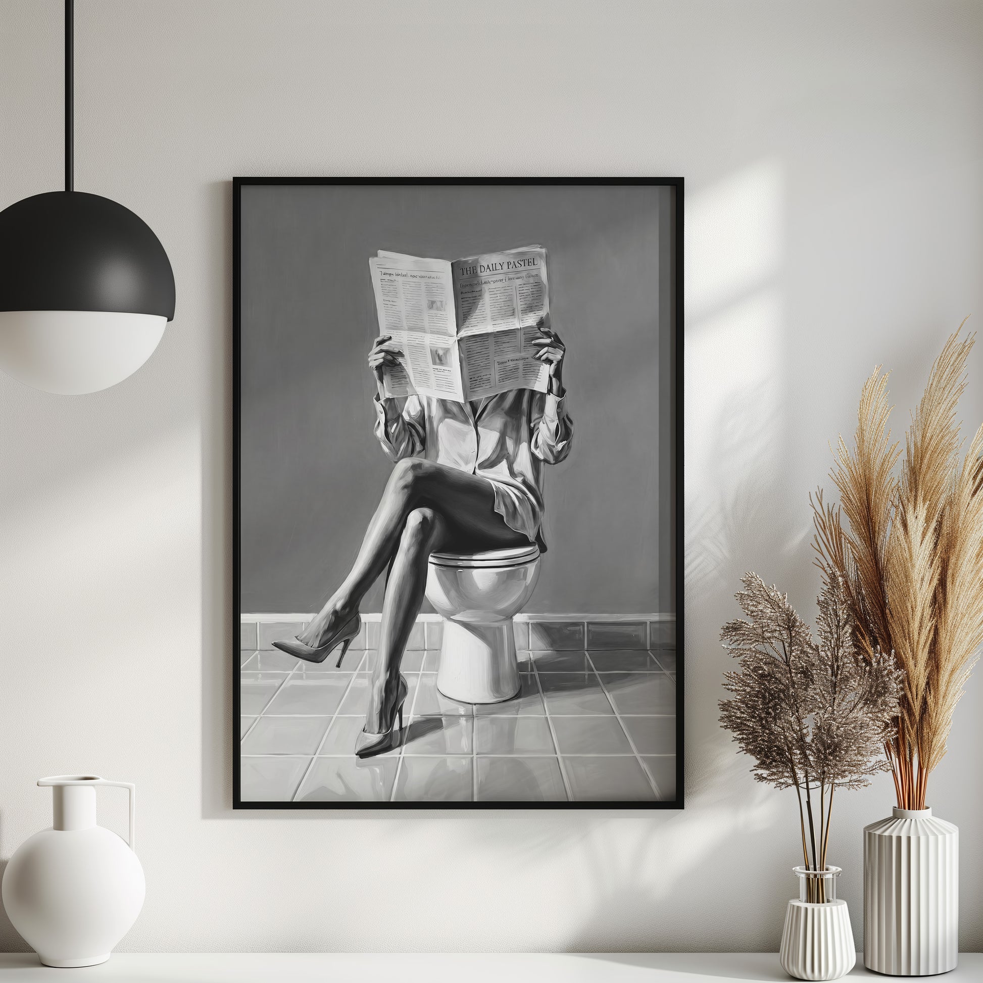 Schwarz Weiß Poster Badezimmer Ölgemälde Frau  in High Heels liest Zeitung auf Toilette