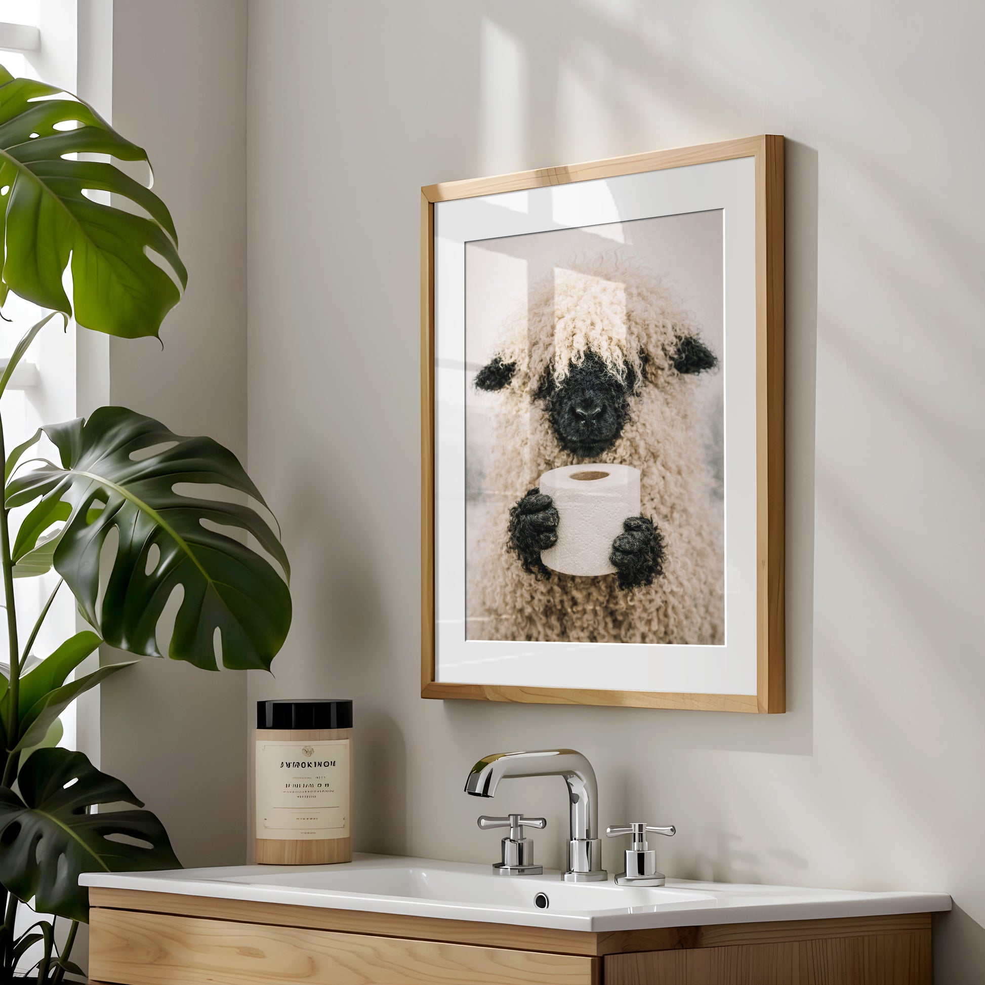 Lustiges Badezimmer Poster - Schaf hält Klopapierrolle