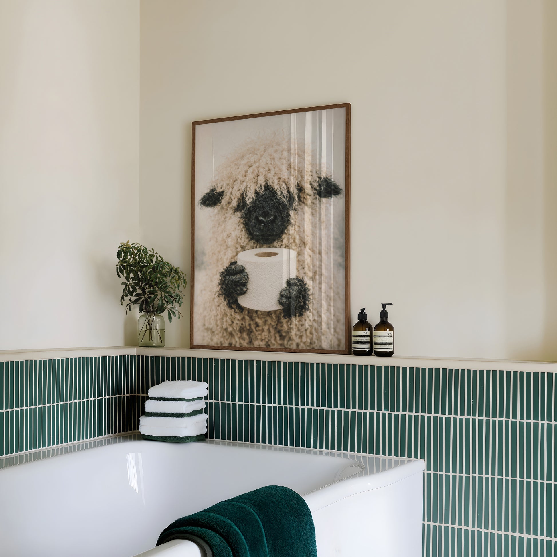 Lustiges Badezimmer Poster - Schaf hält Klopapierrolle