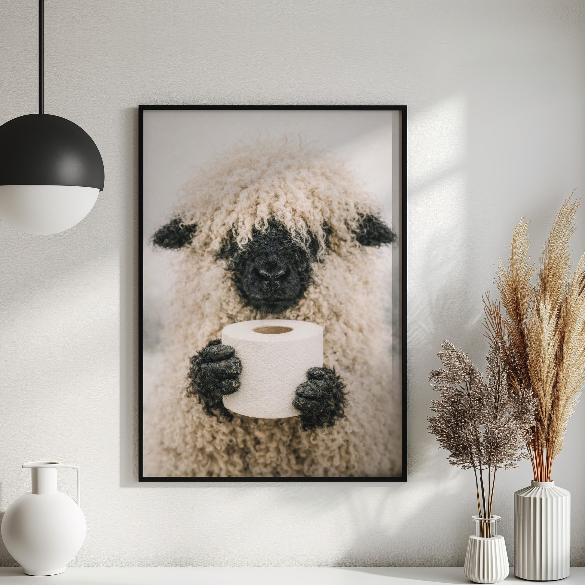 Lustiges Badezimmer Poster - Schaf hält Klopapierrolle