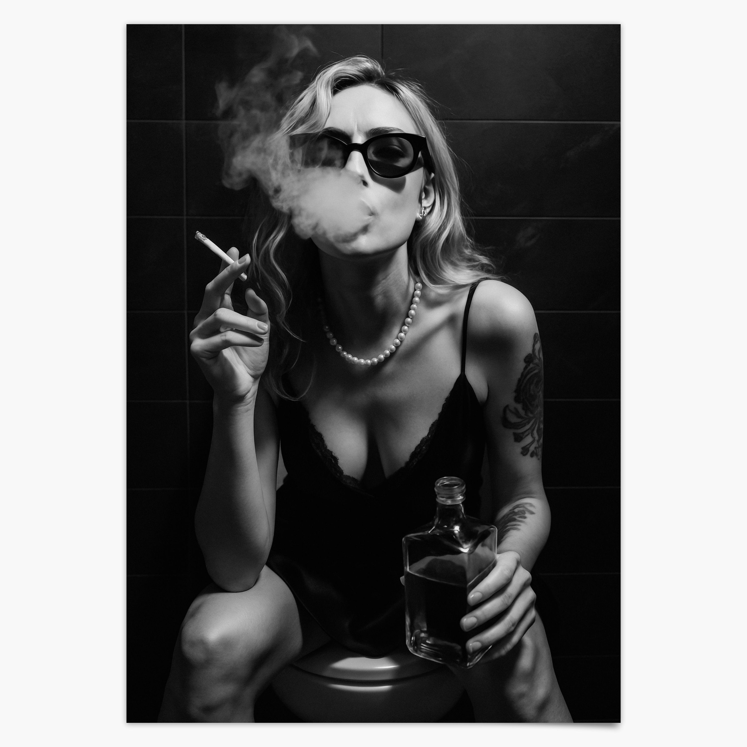 Frau raucht und trinkt Whisky auf Toilette Poster Badezimmer