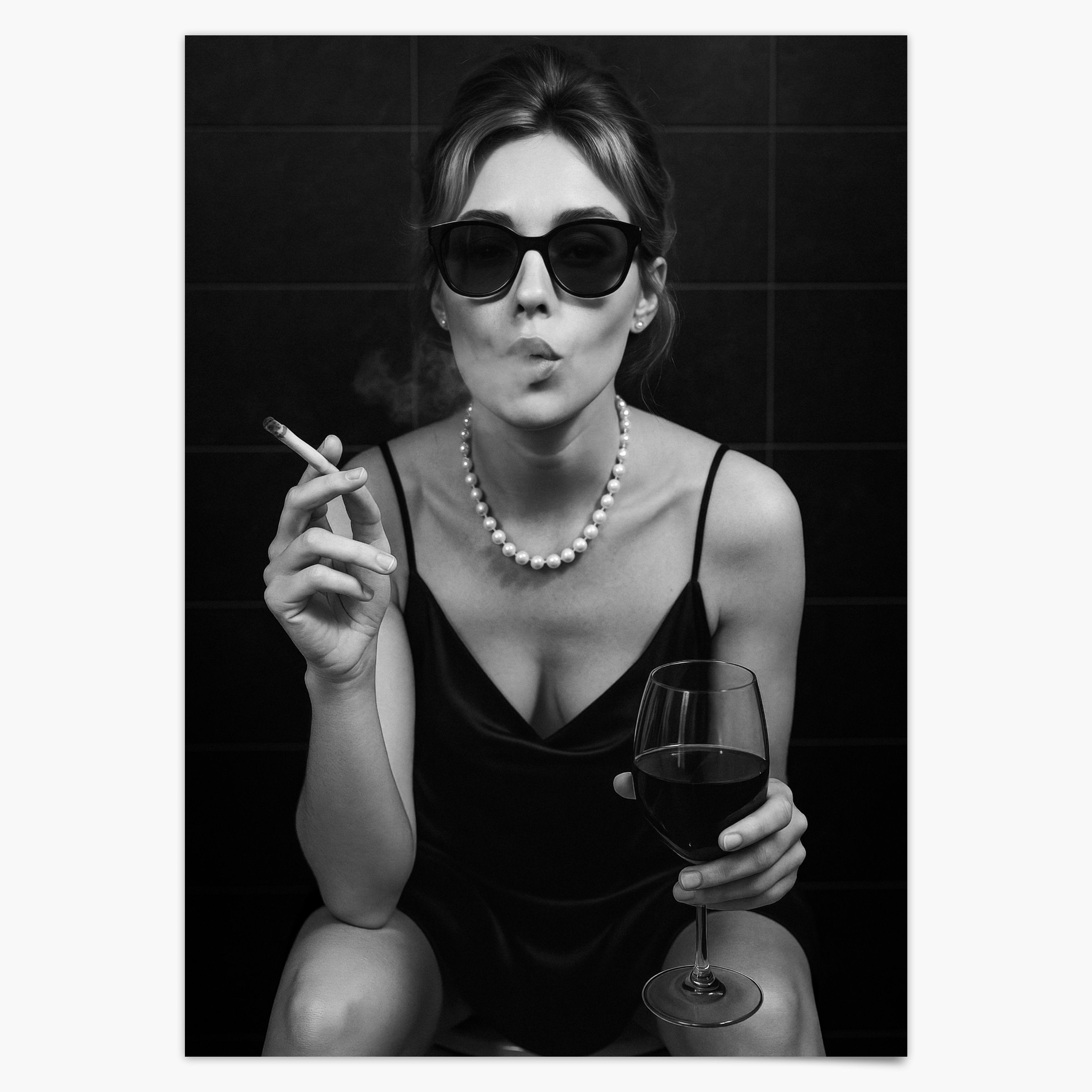 Lady Poster Vintage Print - Frau auf Toilette raucht & trinkt Wein - Moderne Schwarz Weiß Retro Kunst und Wohndekoration - Wanddekoration