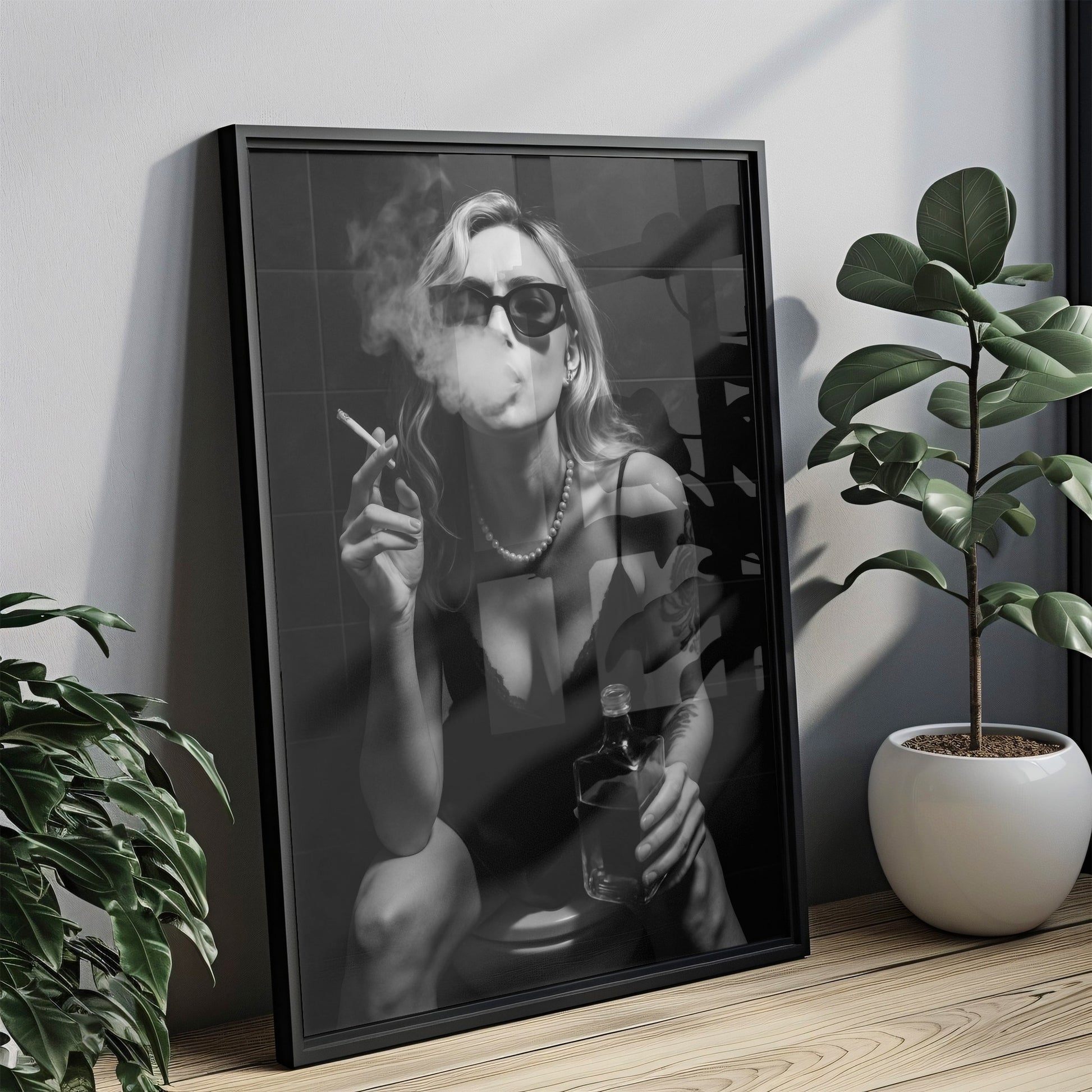 Frau raucht und trinkt Whisky auf Toilette Poster Badezimmer