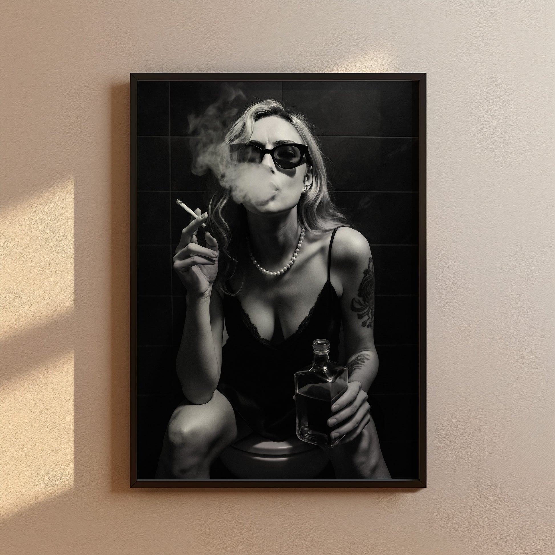 Frau raucht und trinkt Whisky auf Toilette Poster Badezimmer