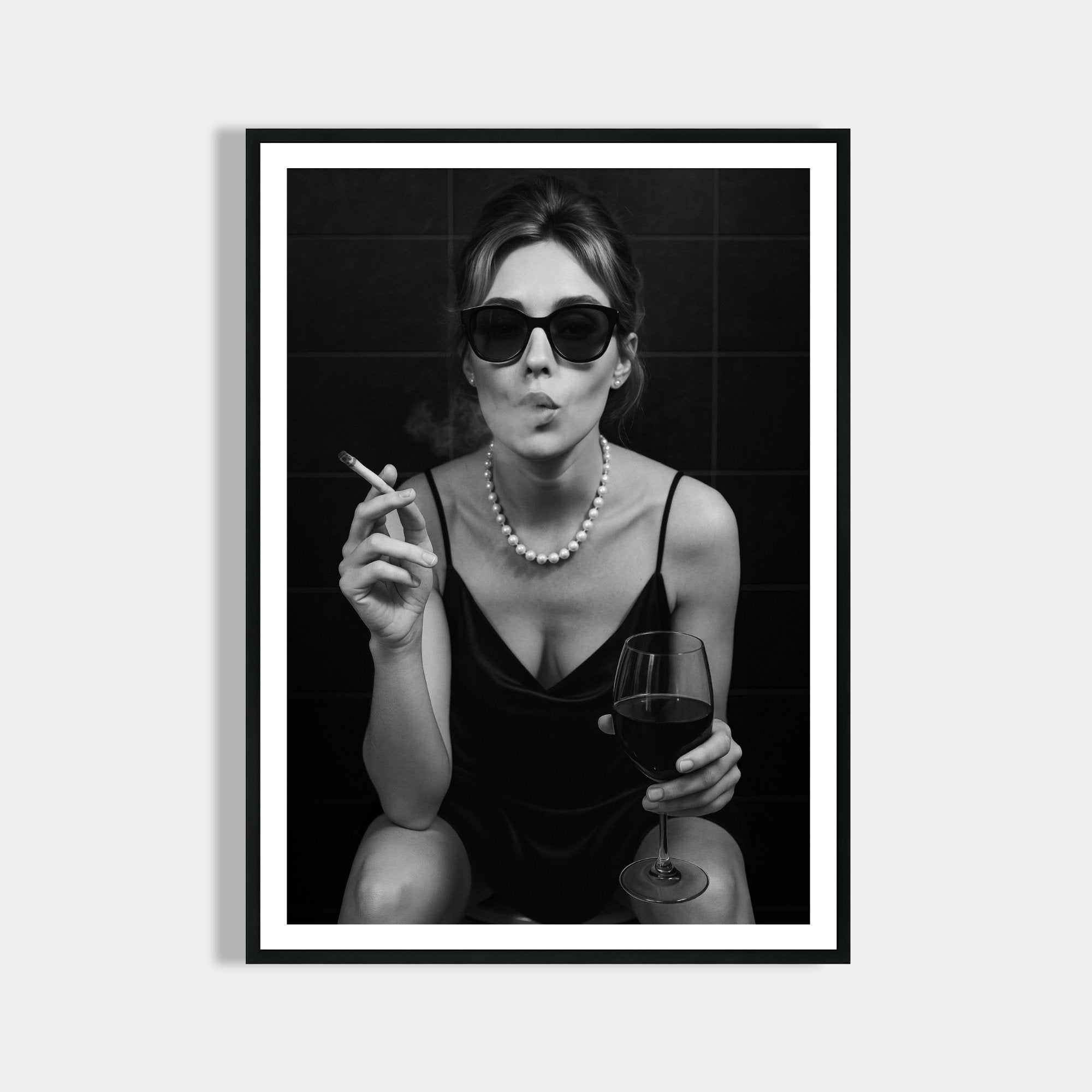 Lady Poster Vintage Print - Frau auf Toilette raucht & trinkt Wein - Moderne Schwarz Weiß Retro Kunst und Wohndekoration - Wanddekoration