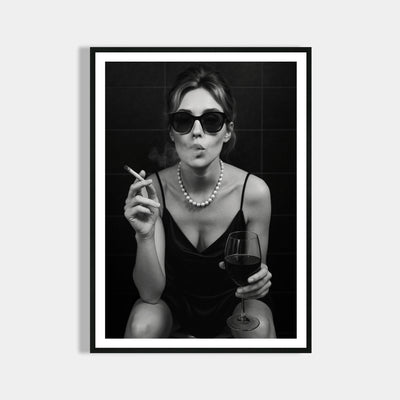 Lady Poster Vintage Print - Frau auf Toilette raucht & trinkt Wein - Moderne Schwarz Weiß Retro Kunst und Wohndekoration - Wanddekoration