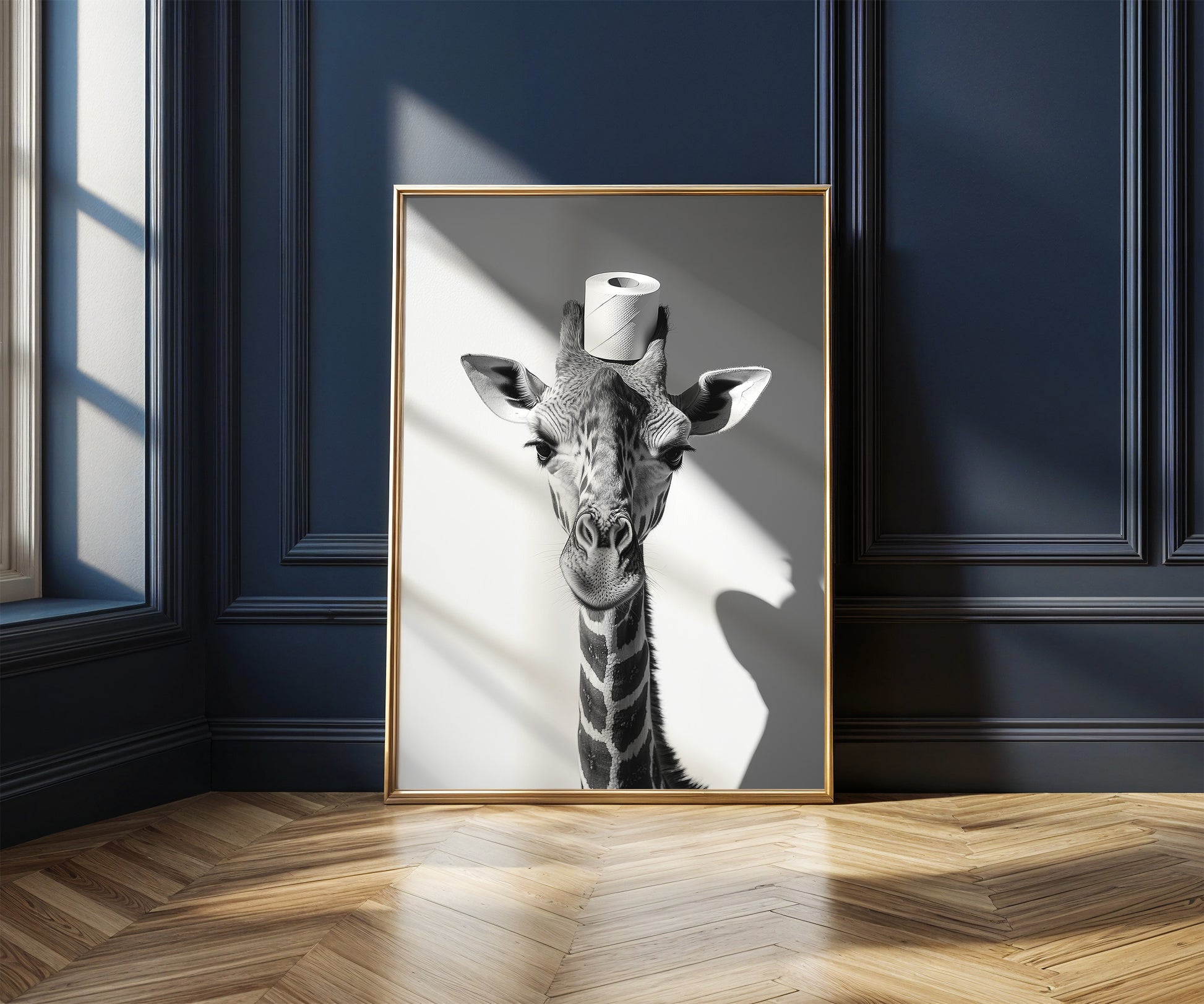 Giraffe mit einer Toilettenpapierrolle auf dem Kopf - Poster Badezimmer Bilder Lustig