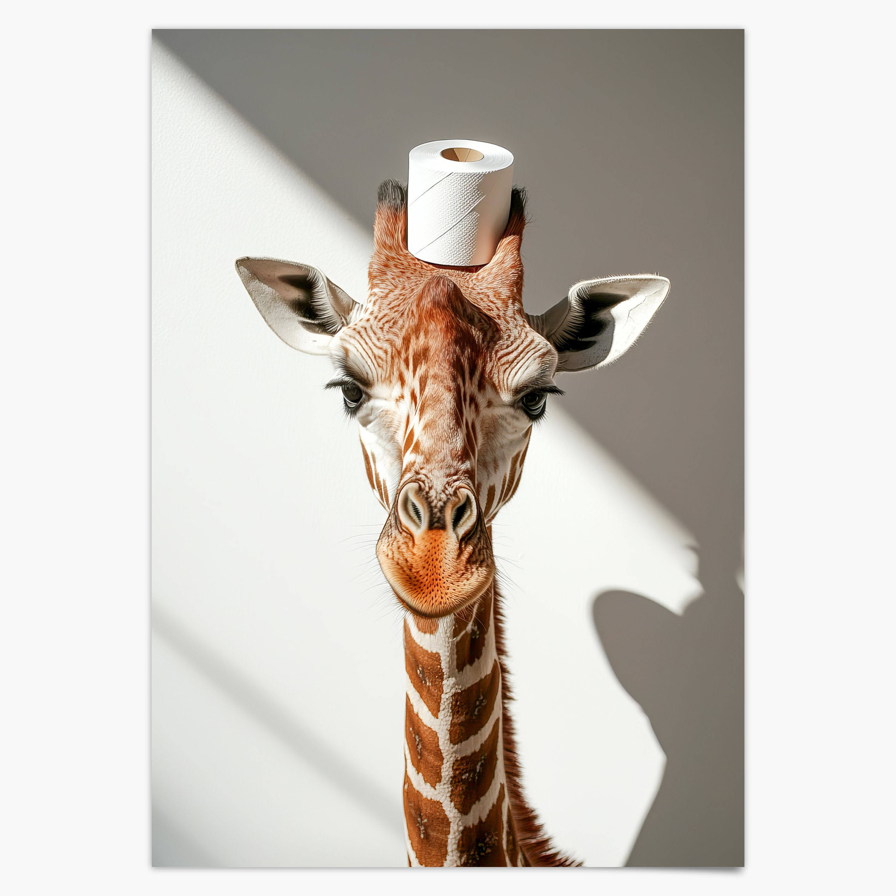 Giraffe mit einer Toilettenpapierrolle auf dem Kopf - Poster Badezimmer Wanddekoration