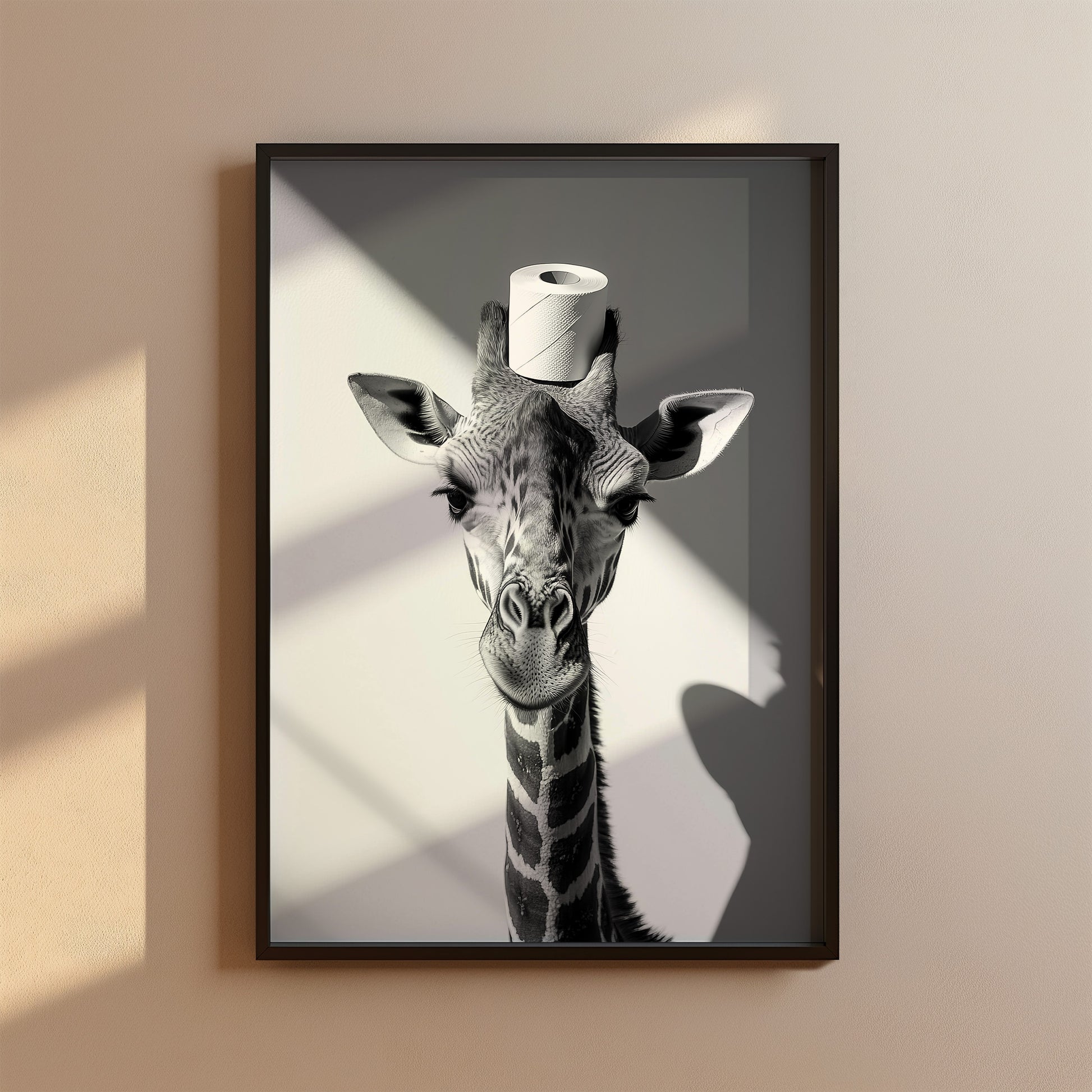 Giraffe mit einer Toilettenpapierrolle auf dem Kopf - Poster Badezimmer Bilder Lustig