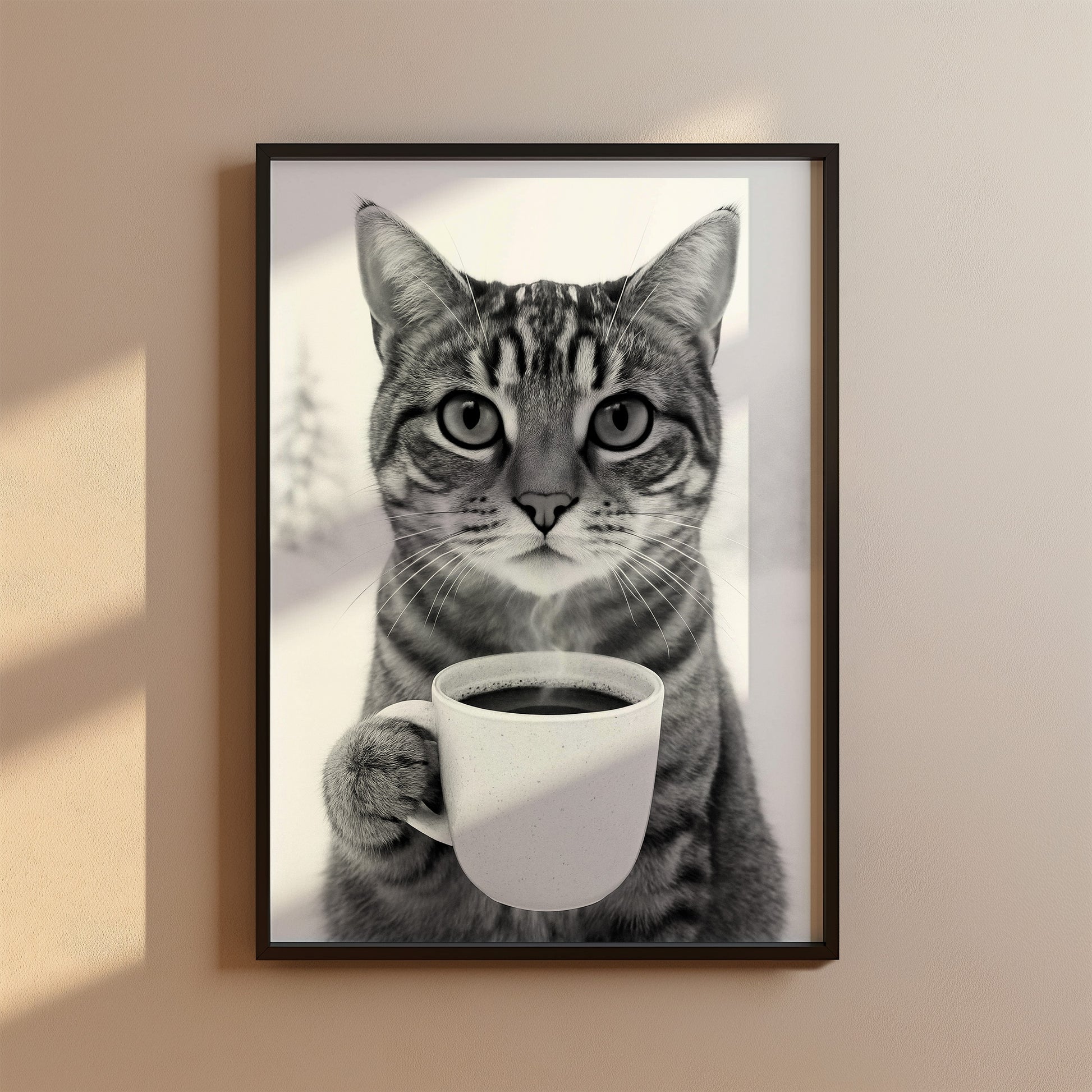 Poster Katze trinkt Kaffee – Lustiges Katzen Print Wandbild in Schwarz-Weiß