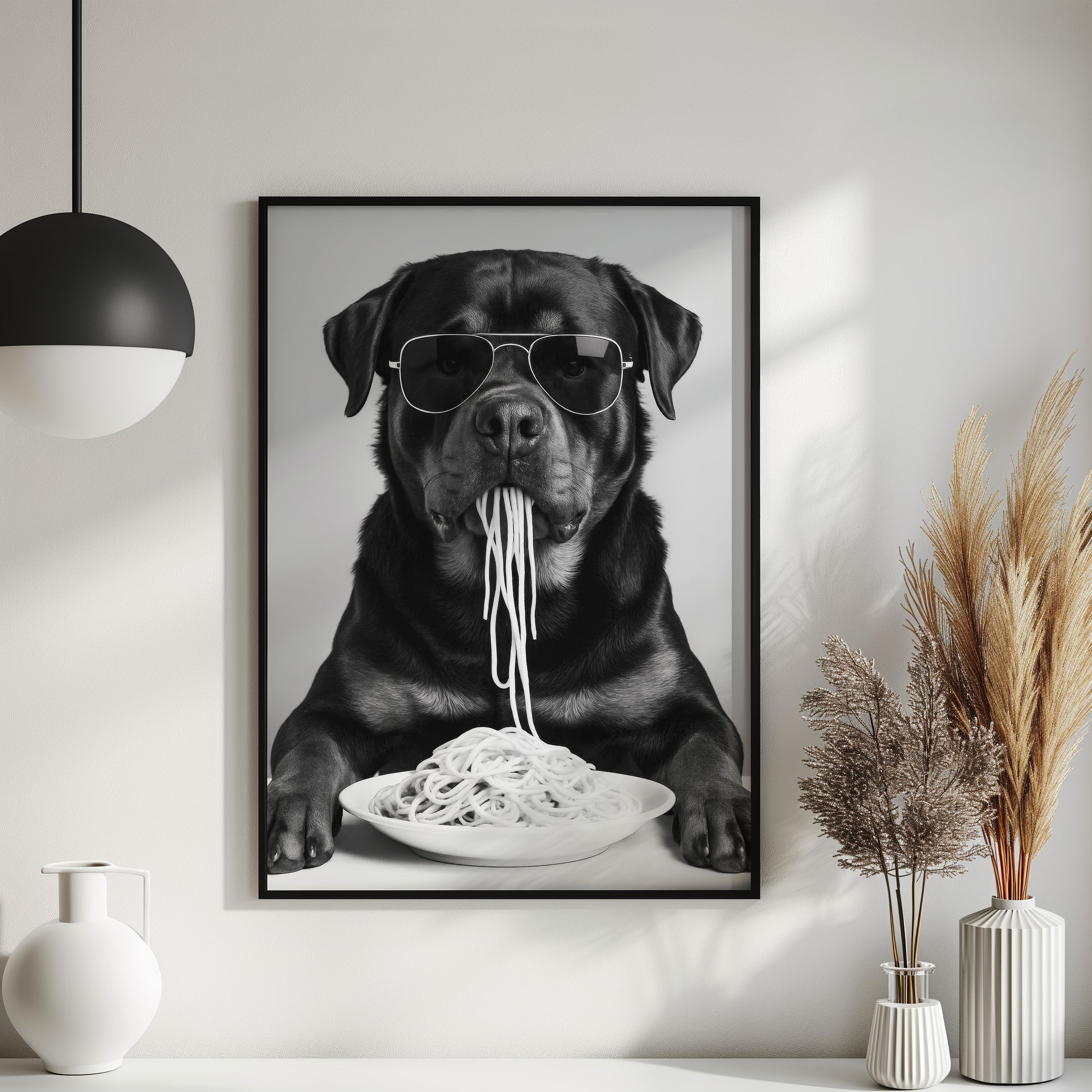 Rottweiler isst Spaghetti  - Poster Schwarz Weiß Küchen- & Esszimmer Bild