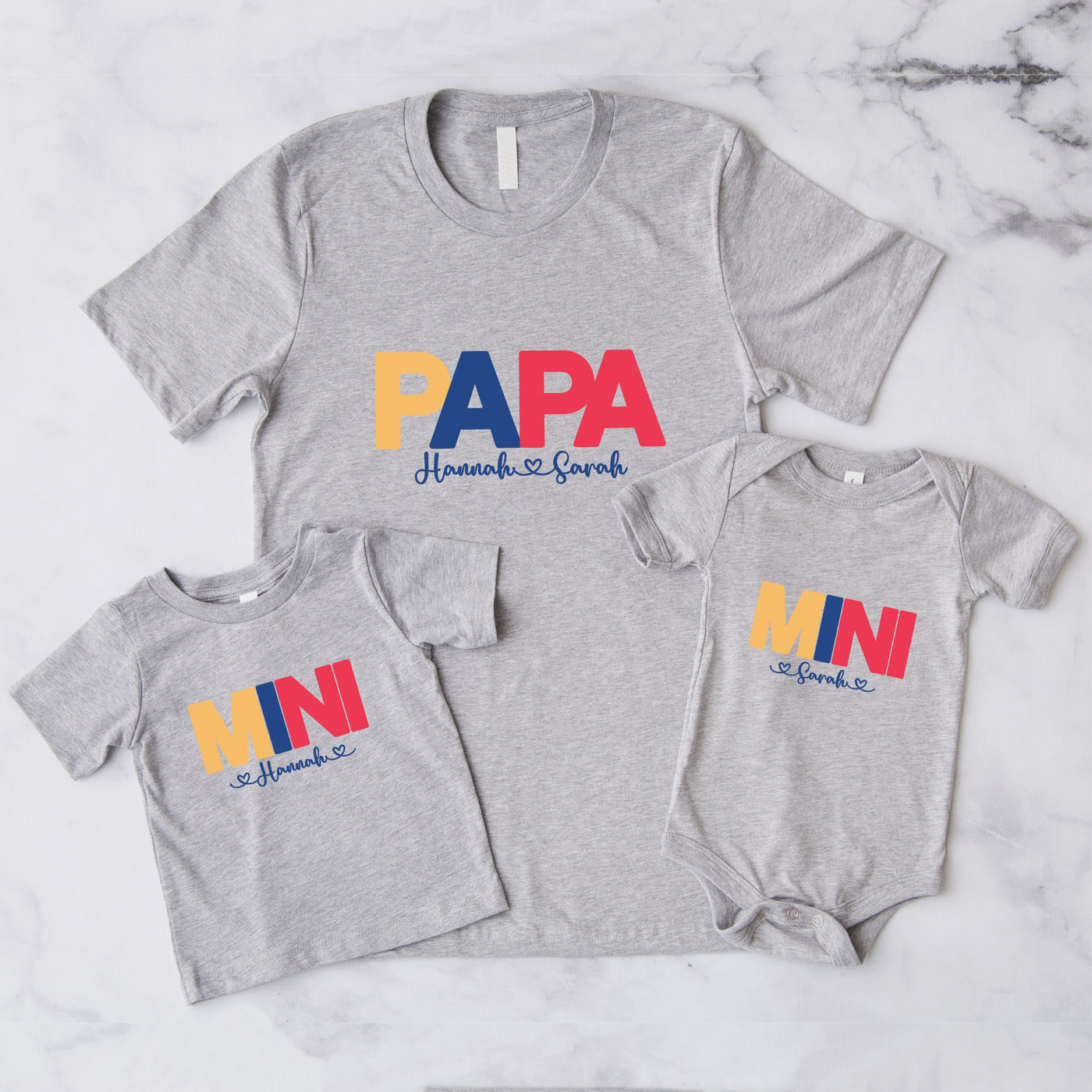 Papa Mama Mini Shirts mit Wunschnamen Vater Sohn Partnerlook Mutter Tochter Outfit Babybody bedruckt Schwangerschaft Ankündigung Unisex