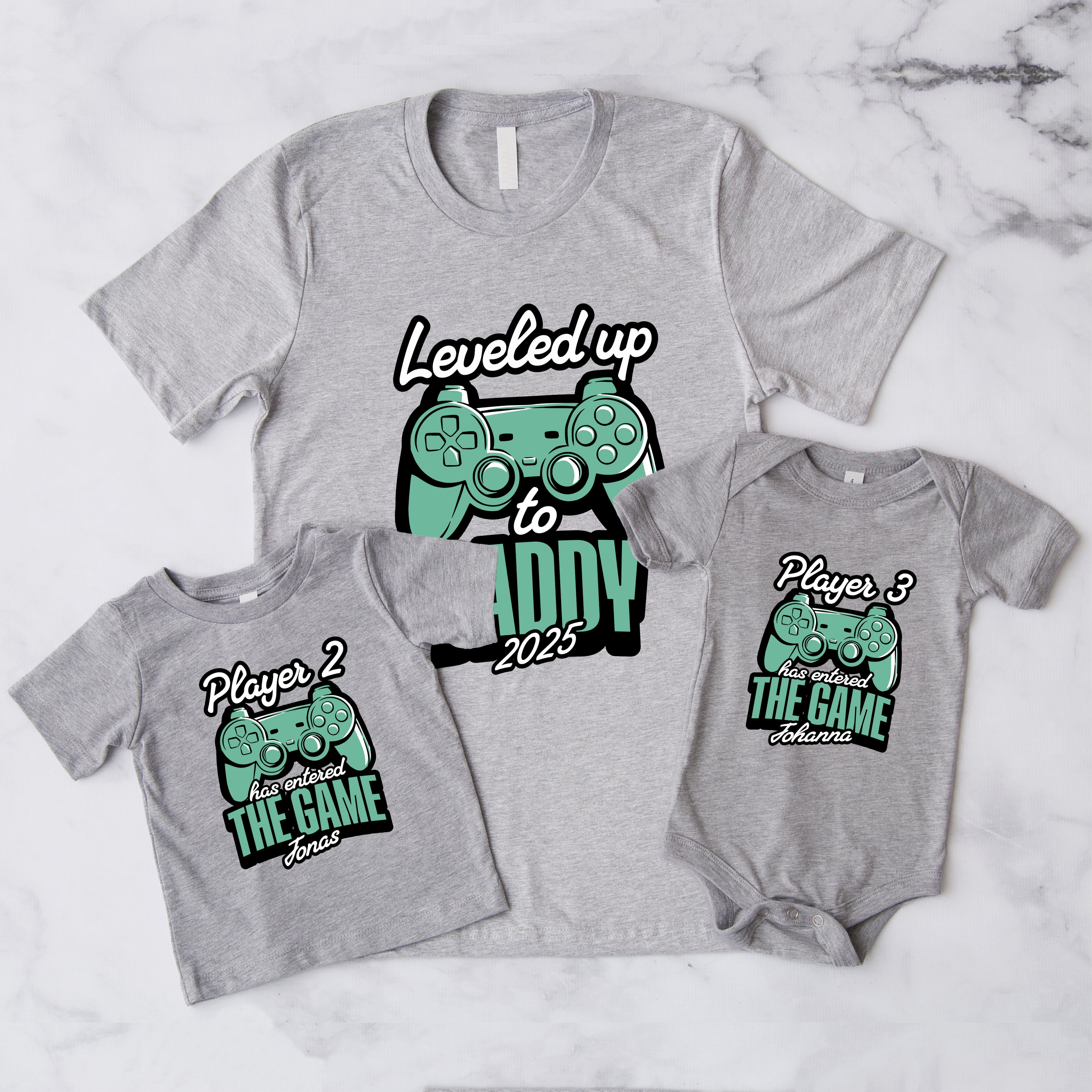 Leveled up to Daddy, Mommy T-Shirts - Personalisiert mit Namen oder Datum - Vater Baby Gaming Outfit - Player 2, Player 3 entered the Game