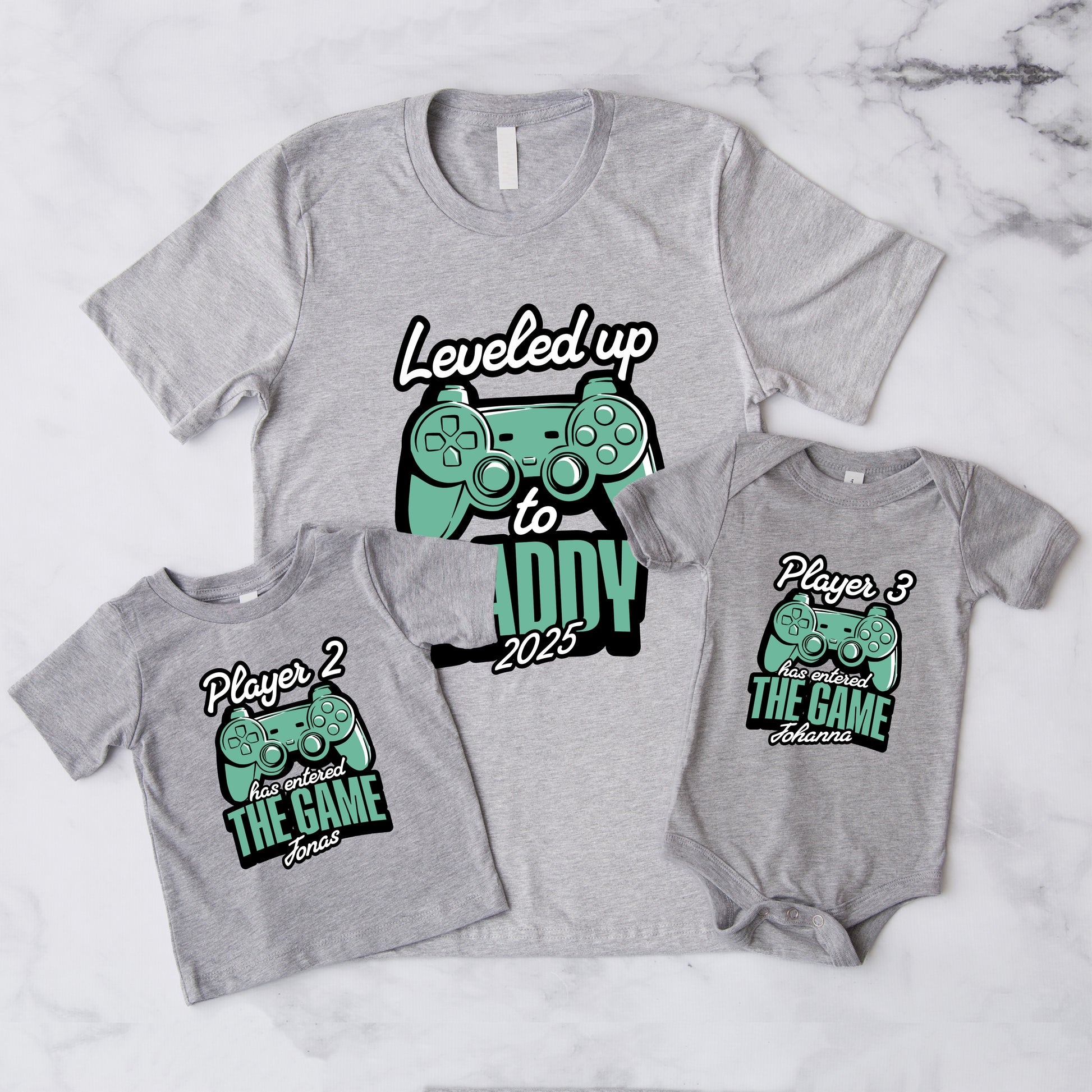 Leveled up to Daddy, Mommy T-Shirts - Personalisiert mit Namen oder Datum - Vater Baby Gaming Outfit - Player 2, Player 3 entered the Game