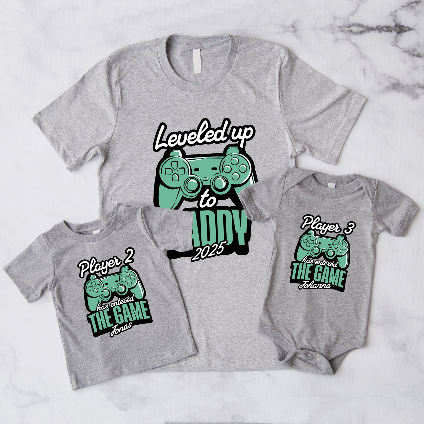 Leveled up to Daddy, Mommy T-Shirts - Personalisiert mit Namen oder Datum - Vater Baby Gaming Outfit - Player 2, Player 3 entered the Game