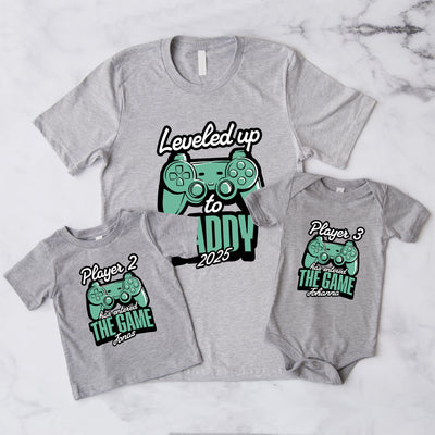 Leveled up to Daddy, Mommy T-Shirts - Personalisiert mit Namen oder Datum - Vater Baby Gaming Outfit - Player 2, Player 3 entered the Game