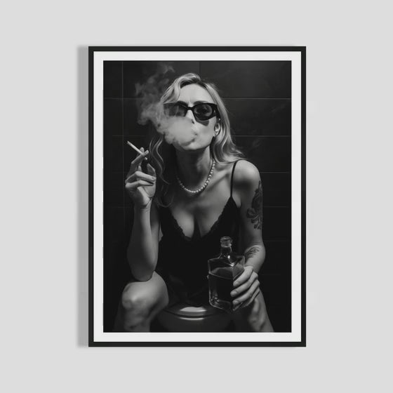 Frau raucht und trinkt Whisky auf Toilette Poster Badezimmer