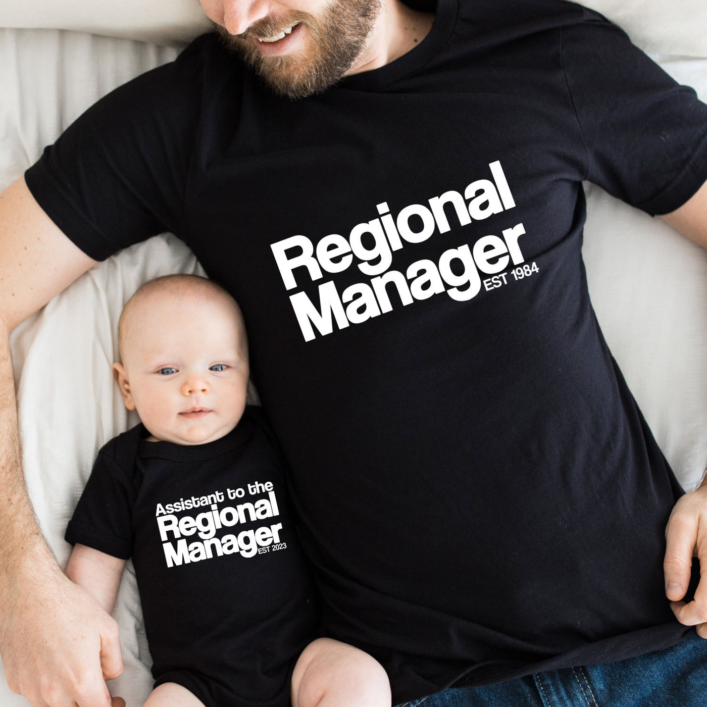 Assistant to the Regional Manager Vater & Baby Geschenk Mutter Tochter Outfit Vater und Sohn Partnerlook Personalisiert Babybody bedruckt