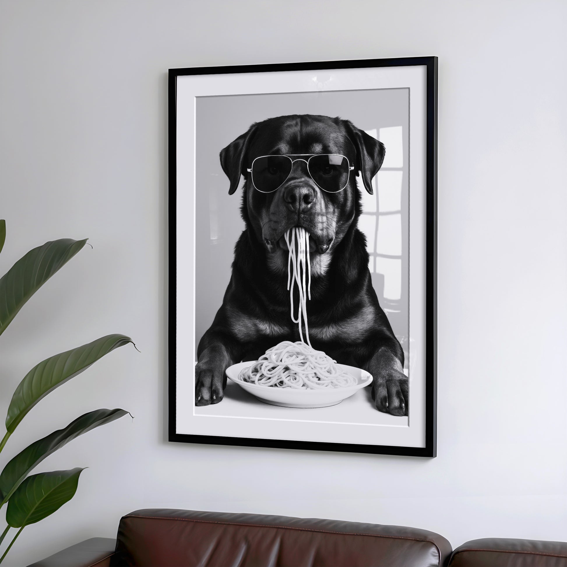 Rottweiler isst Spaghetti  - Poster Schwarz Weiß Küchen- & Esszimmer Bild