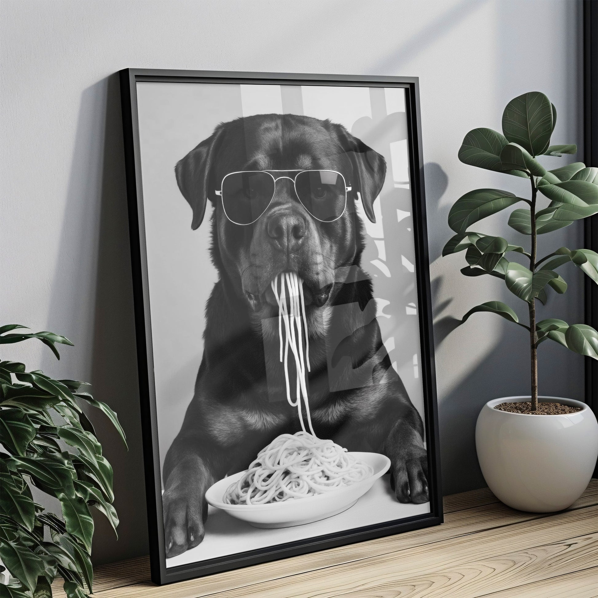 Rottweiler isst Spaghetti  - Poster Schwarz Weiß Küchen- & Esszimmer Bild
