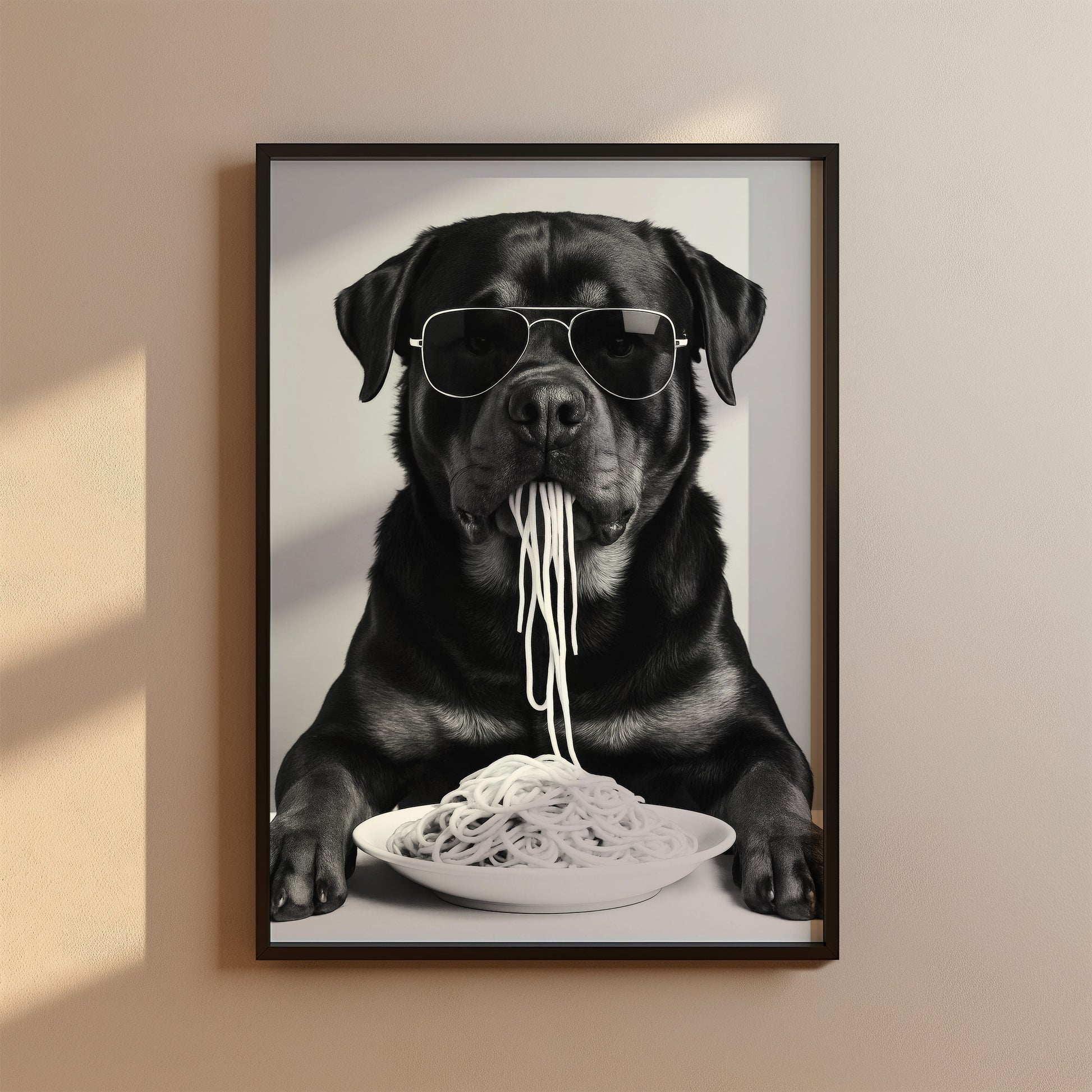 Rottweiler isst Spaghetti  - Poster Schwarz Weiß Küchen- & Esszimmer Bild