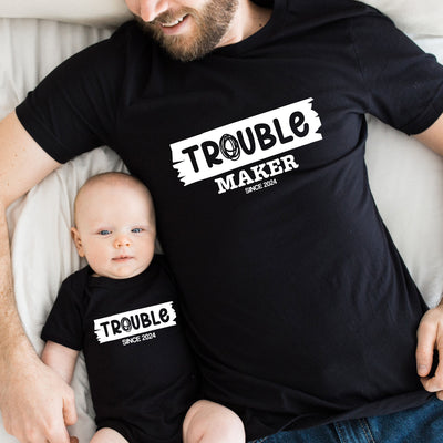 Trouble Shirt Vater & Sohn Partnerlook Trouble Maker Babybody bedruckt personalisiert Geschenk für Eltern Mutter Tochter Outfit SET Vatertag