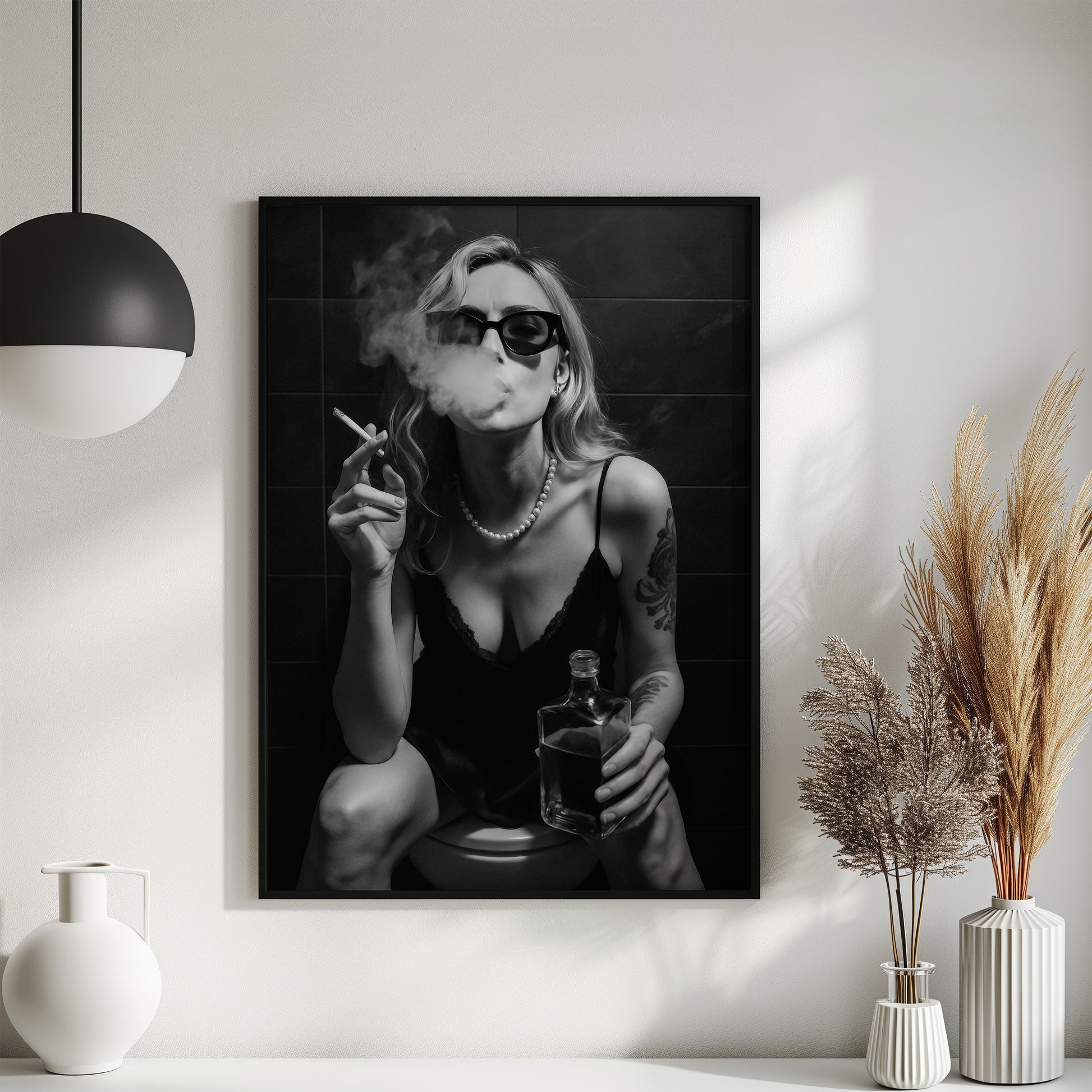 Frau raucht und trinkt Whisky auf Toilette Poster Badezimmer