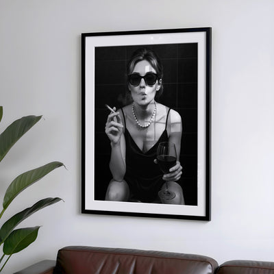 Lady Poster Vintage Print - Frau auf Toilette raucht & trinkt Wein - Moderne Schwarz Weiß Retro Kunst und Wohndekoration - Wanddekoration