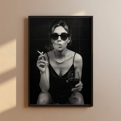 Lady Poster Vintage Print - Frau auf Toilette raucht & trinkt Wein - Moderne Schwarz Weiß Retro Kunst und Wohndekoration - Wanddekoration
