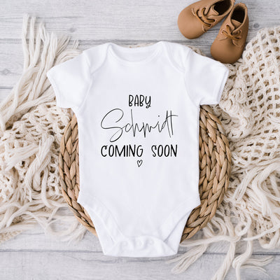 Babybody Name personalisiert Babybody kurzarm bedruckt mit Wunschnamen Baby Coming Soon Schwangerschaft ankündigen Baby Geschenk Baby Shirts