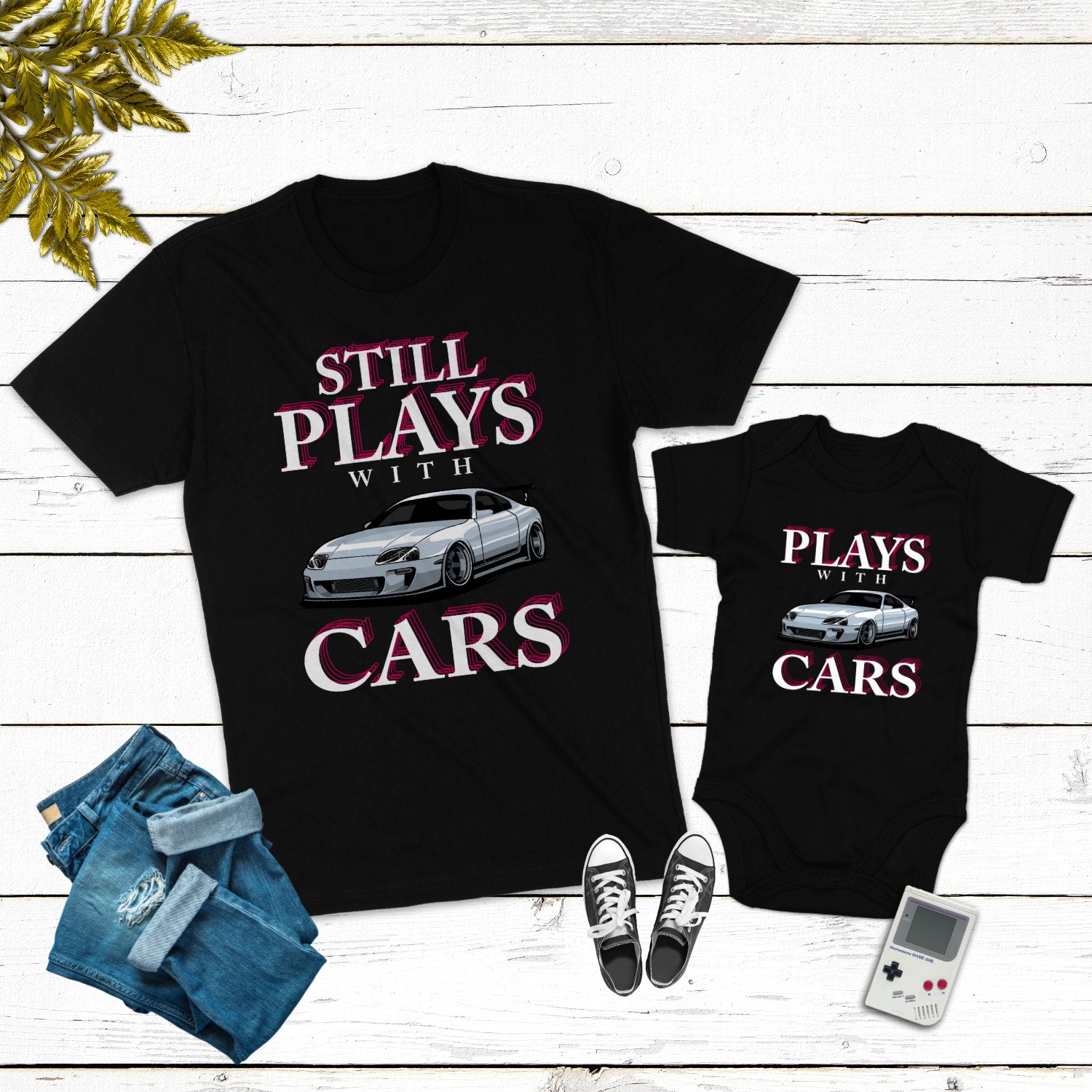 Vater Sohn Partnerlook Shirt Vater Sohn Geschenk Plays with Cars Papa Geschenk Shirt Baby Familienshirts Partner Shirts